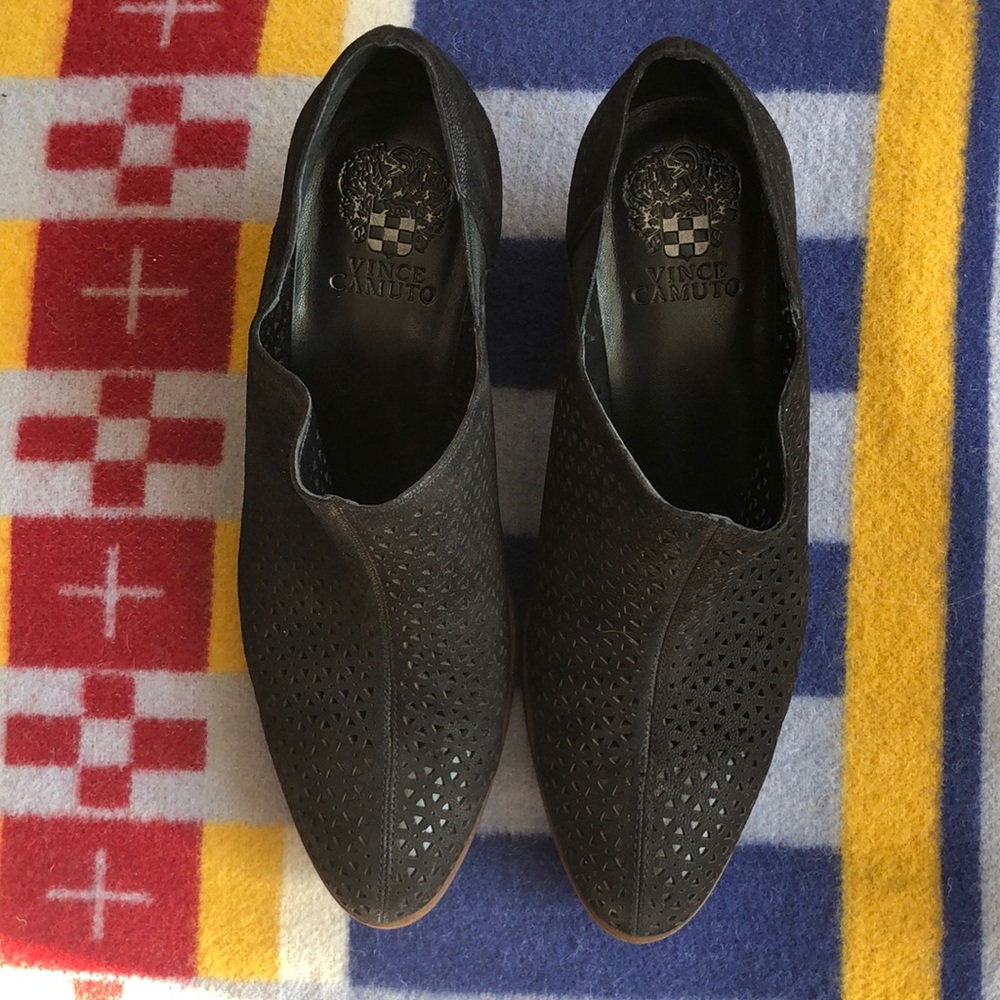 Like New! Vince Camuto Black Leather Cut Out ankle Booties Size 8.5/39 - Picture 3 of 11
